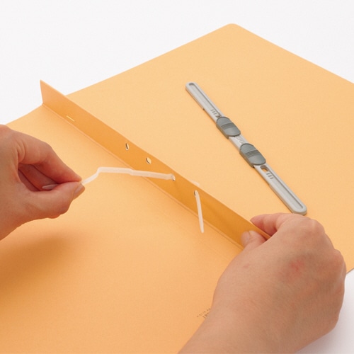 ライオン事務器 フラットファイル(環境) 樹脂押え具 B4タテ 150枚収容 背幅18mm 無着色 A-501KB4S 1冊